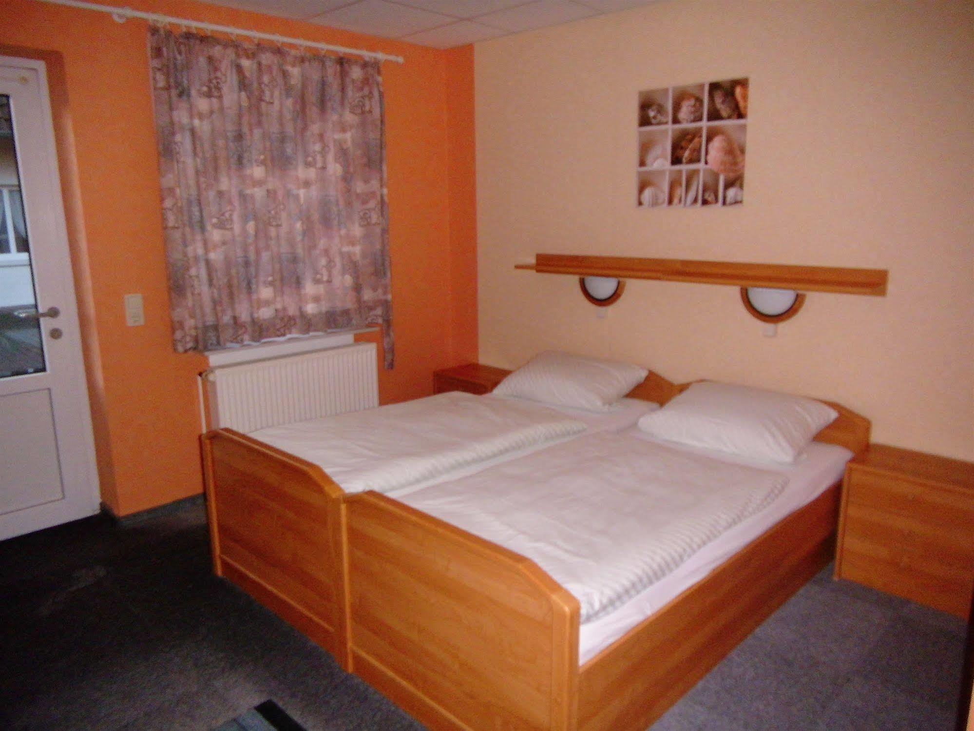 Hotel-Garni "Hof Von Hannover" Витмунд Экстерьер фото